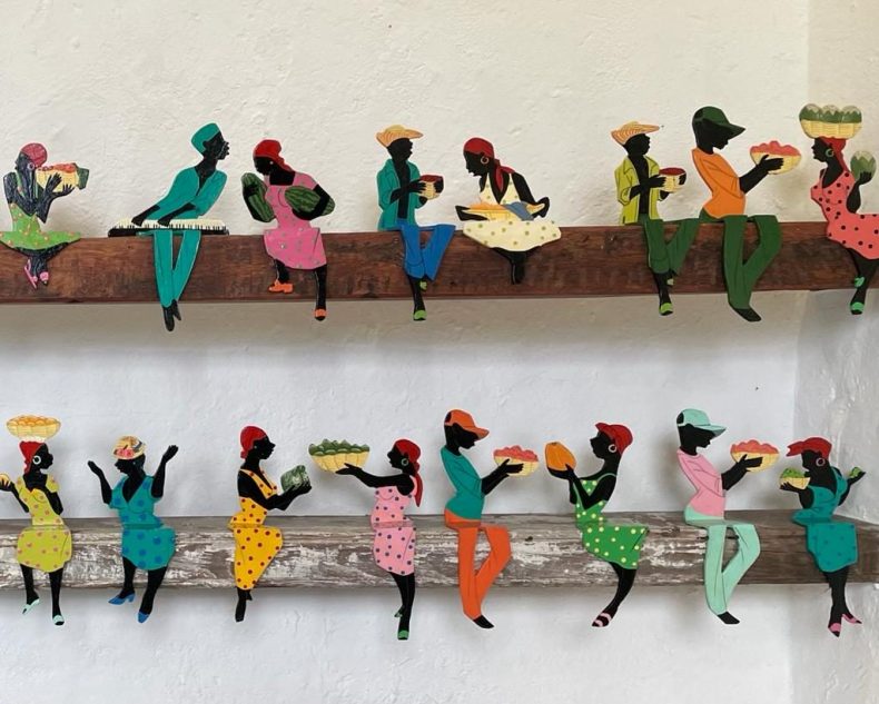 estantería muñecas
